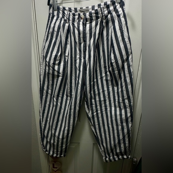 Urban Outfitters Percy Pleated High-Rise Tapered Trouser - Picture 3 of 5